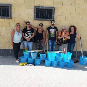 cittadini-donano-secchi-al-cimitero