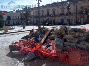massi-pietre-in-piazza-duomo-augusta