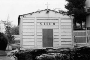 Il prefabbricato che ha ospitato la Chiesa di Santa Lucia, anni '70
