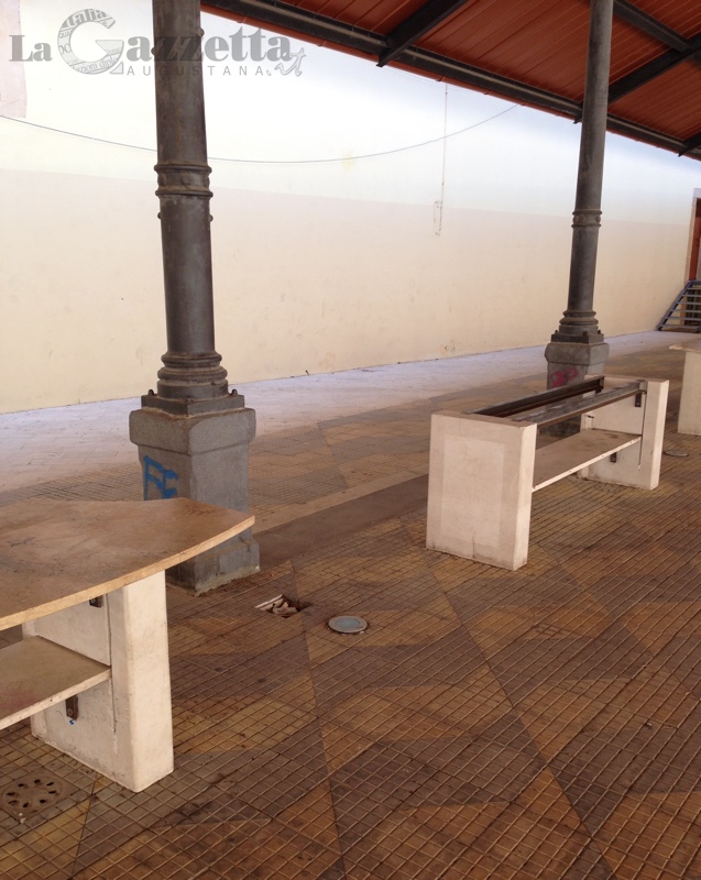 Piazza del Mercato vandalizzata